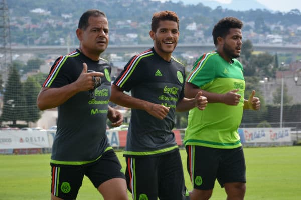 Dos Santos se entrena con Carlos Pecanha (izquierda).