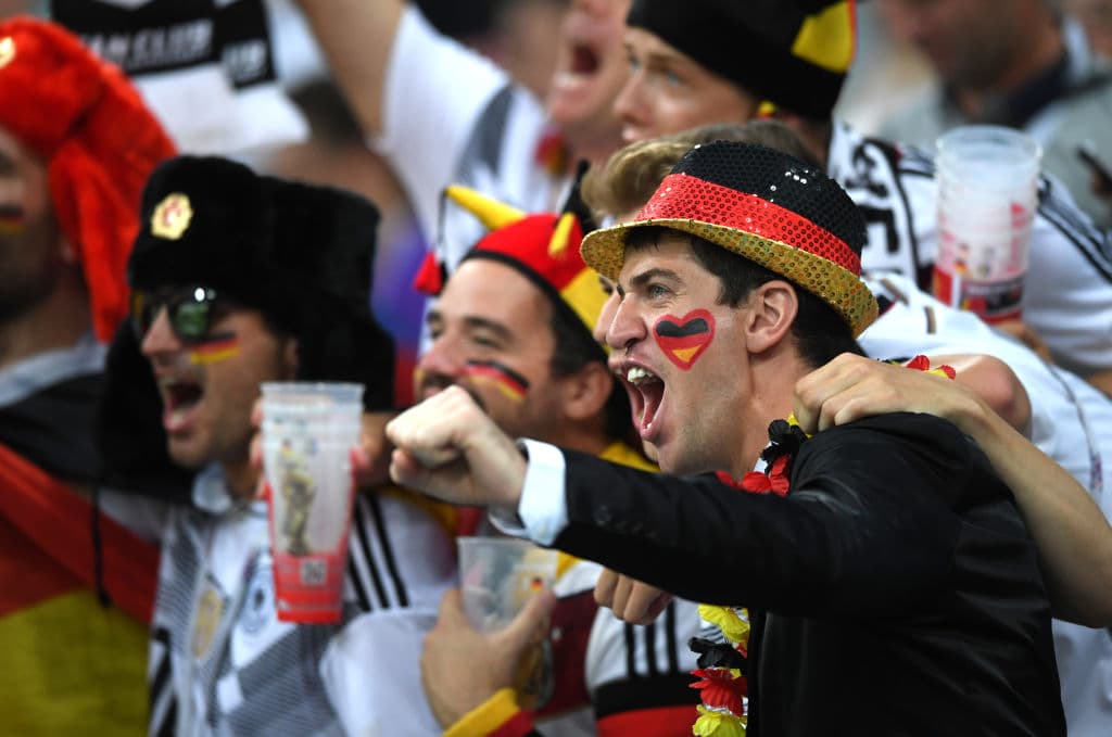 Los fanáticos de Alemania y de Suecia viven la fiesta del segundo partido de ambos países por el grupo F en el Mundial de Rusia 2018, en medio del colorido del certamen.