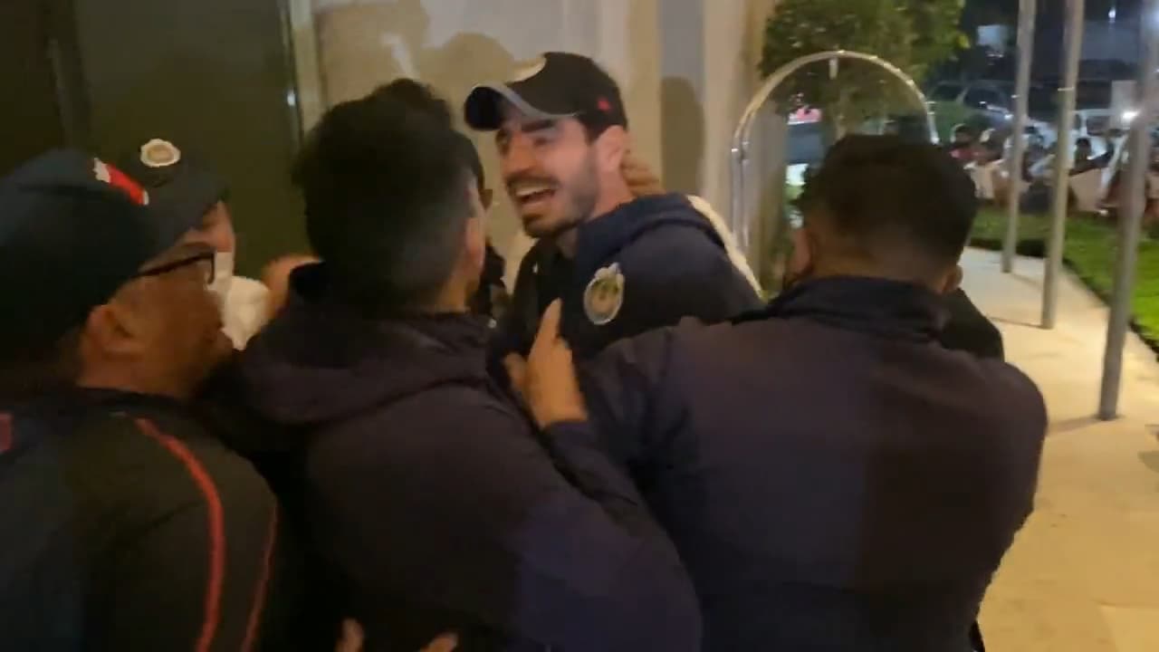 Jugadores de Chivas dan la cara a la afición y terminan agredidos
