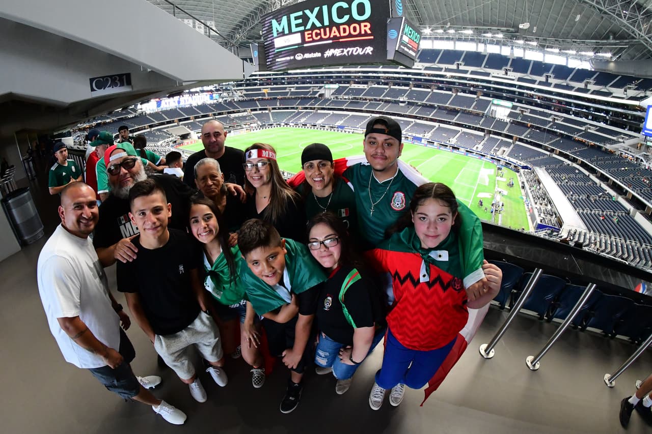 Los fanáticos mexicanos en el AT&T Stadium de Arlington, Texas, aguardan por el juego amistoso del Tri contra Ecuador.