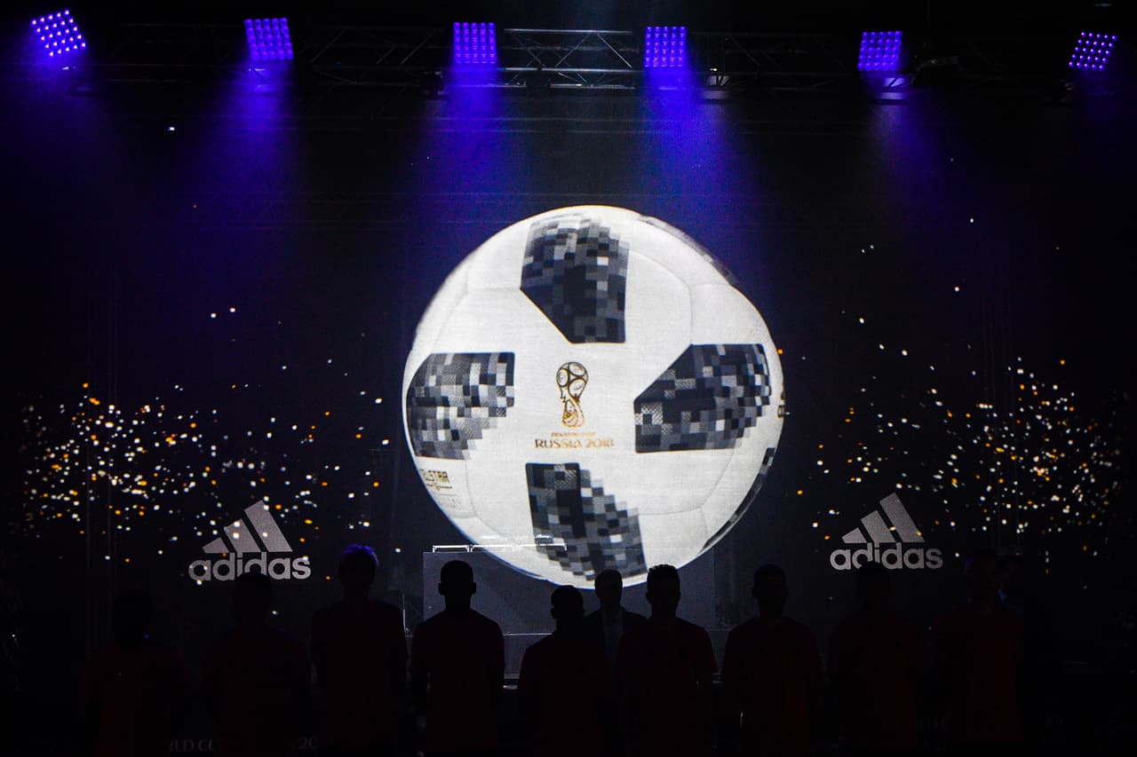 De hecho, a pesar de que tiene el efecto de unos pixeles, la ubicacion de los parches negros es similar a la que se utilizaba antiguamente.