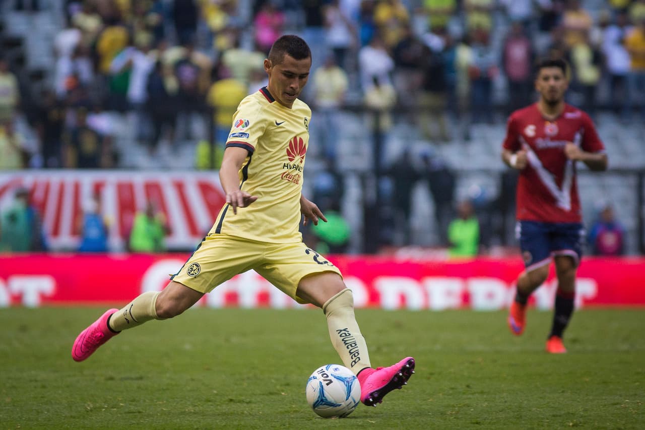 MEXICO CITY, MEXICO - AUGUST 22: Paul Aguilar of America kicks the ball during a 6th round match between America and Veracruz as part of Apertura 2015 Liga MX at Azteca Stadium on August 22, 2015 in Mexico City, Mexico. (Photo by Manuel Velasquez/LatinContent/Getty Images)