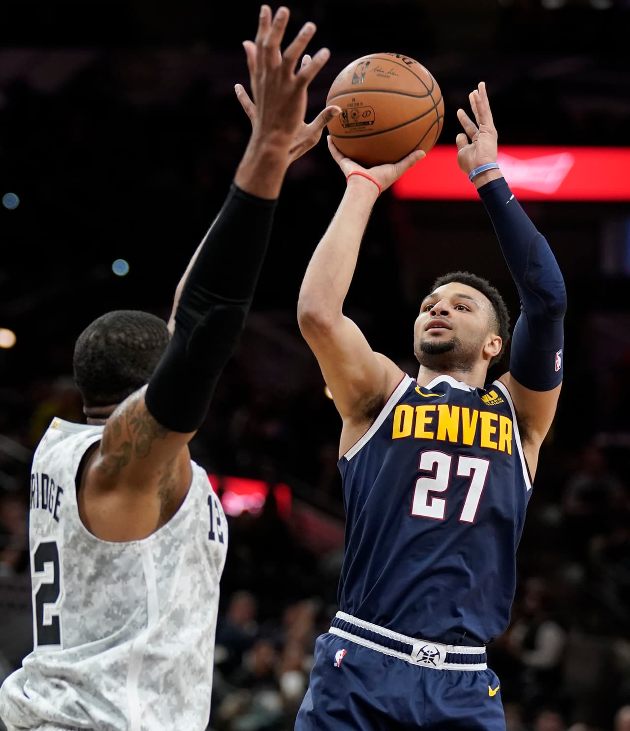 La lucha por el primer lugar del Oeste es pareja, con los Warriors líderes con 23-12 tras la derrota de Navidad, segundo Denver 21-11 y más abajo los Spurs con marca 19-16.