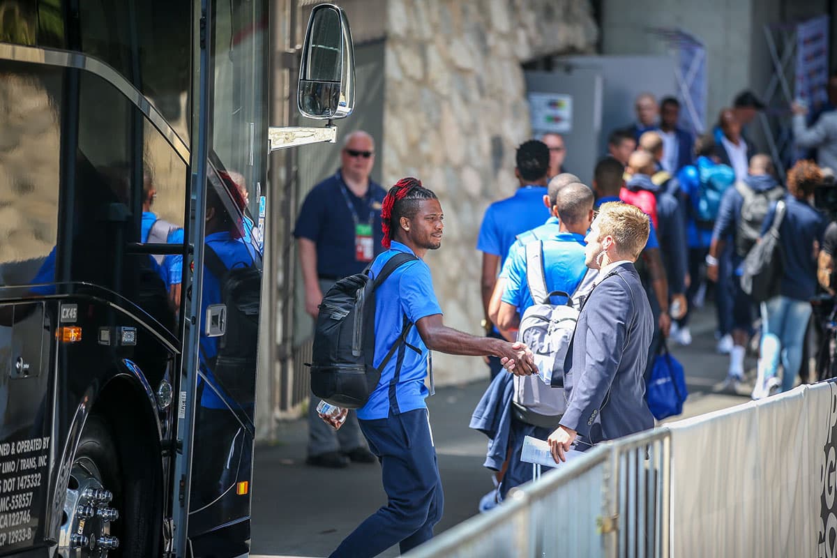 Llegada de los jugadores de Martinica al Rose Bowl para el juego contra Canadá.