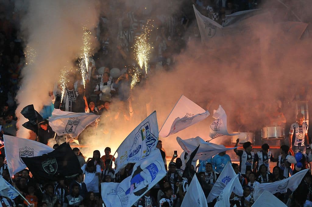 Afición motiva con serenata a Tuzos para enfrentar a América