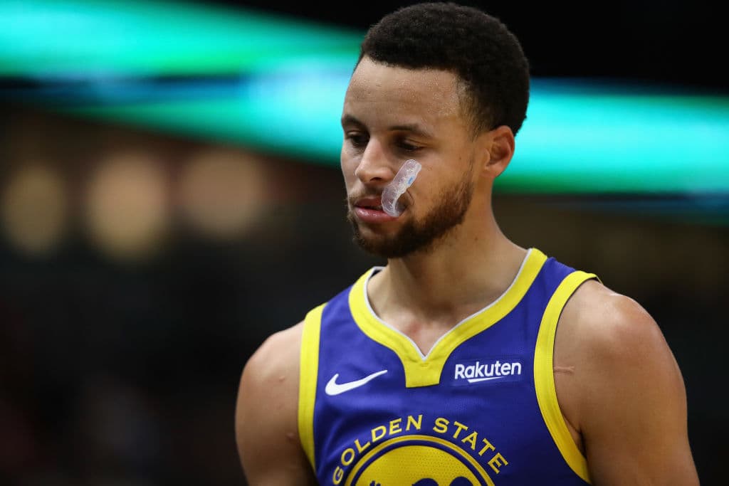 El estelar base de los Golden State Warriors no está teniendo un buen inicio de temporada 2018-19 pues ya suma ocho juegos seguidos sin participar por una lesión. Y se suma un choque automovilístico.