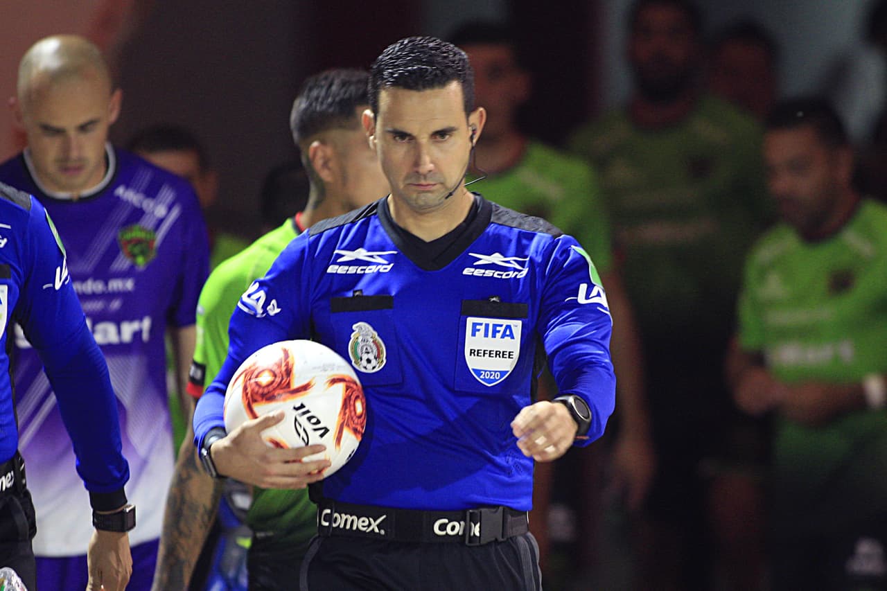 Arbitro durante el partido entre FC Juarez y Atlas