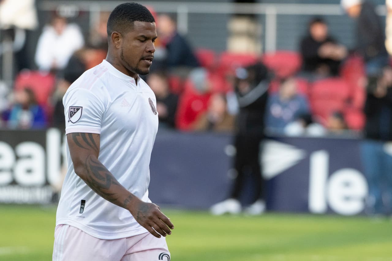 El Inter Miami se queda con 10 tras la expulsión de Román Torres y el DC United se va con todo al frente.