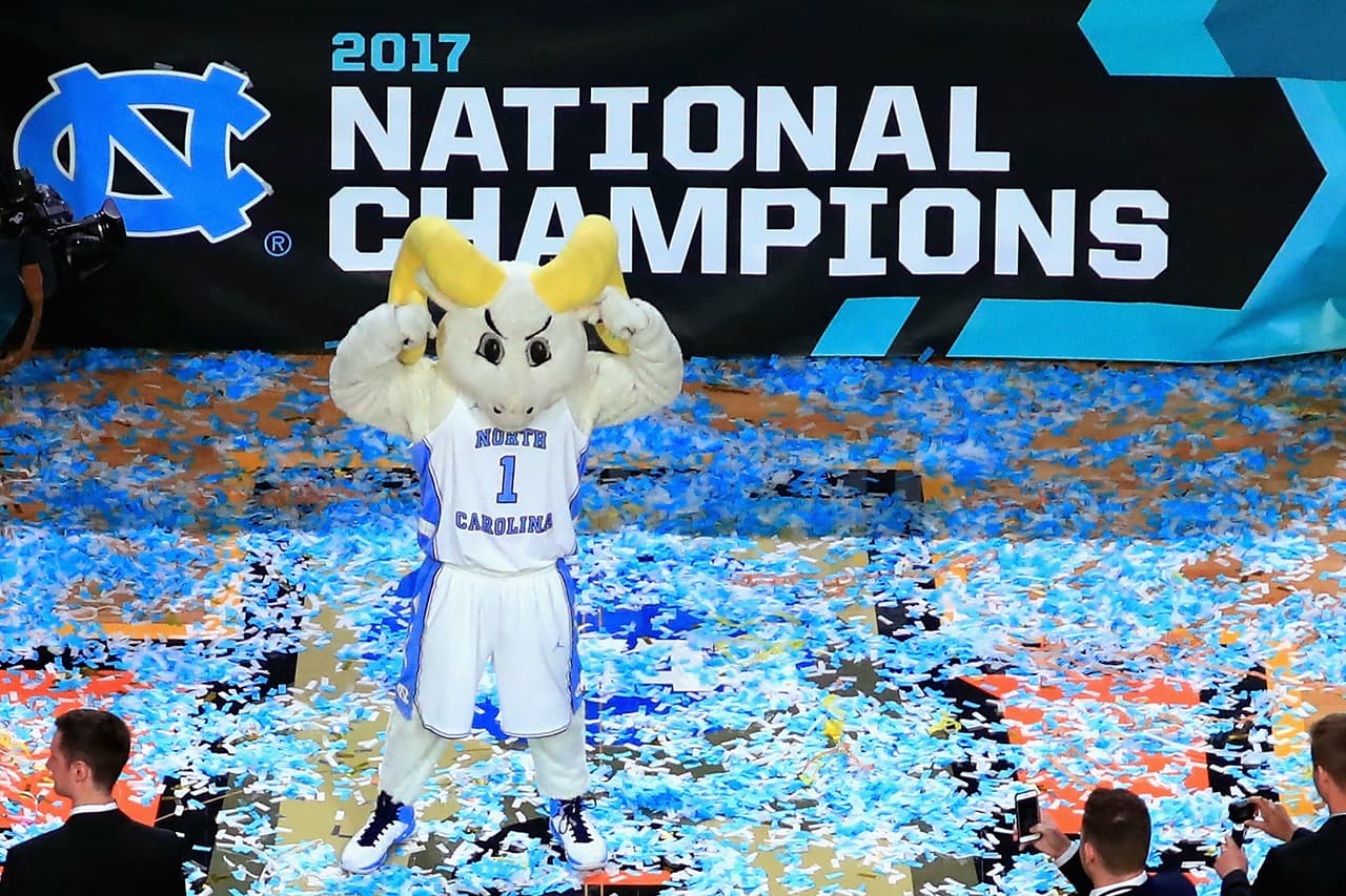 Fiesta completa y alegría gigante para North Carolina Tar Heels, que pusieron a celebrar a la distancia a uno de sus hijos, el gran Michael Jordan.