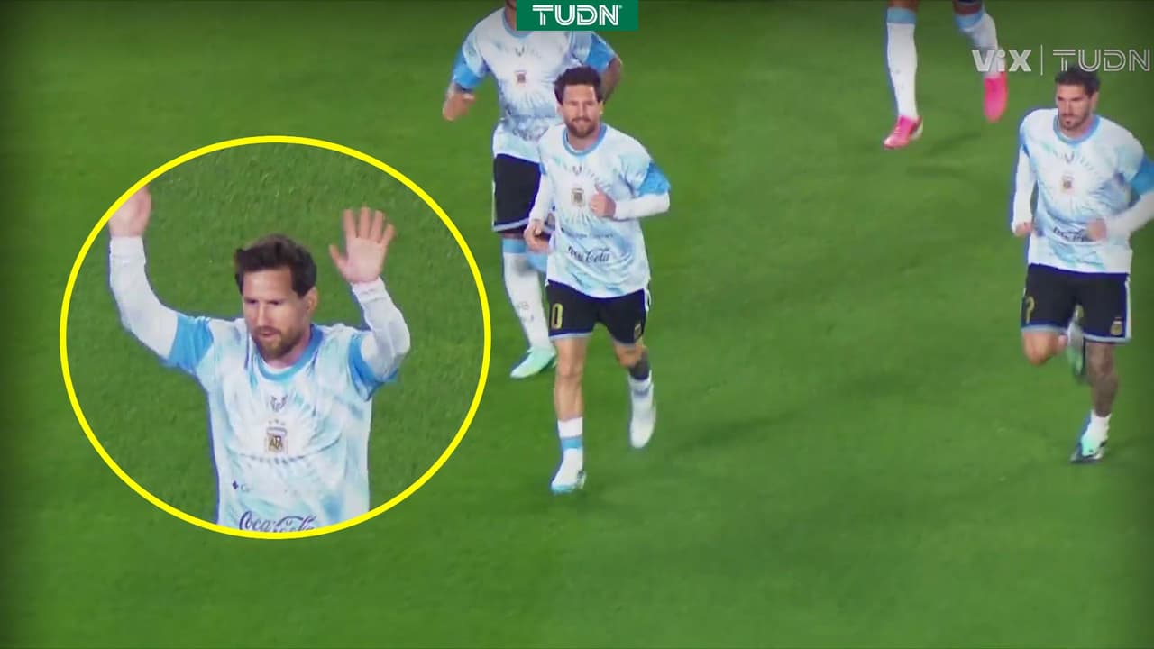 El monumental se rinde ante Lionel Messi al salir al calentamiento