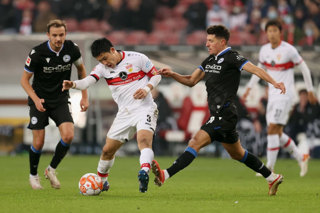 Bayern Munich le pega 2-1 al Freiburg, Stuttgar cae en casa 0-1 frente al Arminia Bielefeld, Bochum vence 2-0 al Hoffenheim y Wolfsburg le gana 1-0 frente al Augsburg.