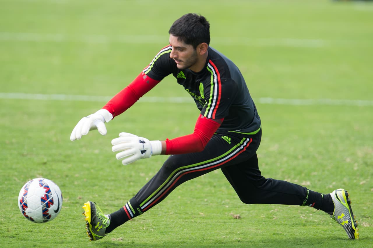 José de Jesús Corona: El portero tuvo una mala tarde, pues en las salidas por juego aéreo no logró tocar el balón dejando su portería a merced de un remate de los brasileños. Además de que intentó adivinar lo que pensaba hacer Coutinho en el primer gol de Brasil. Calificación: 6