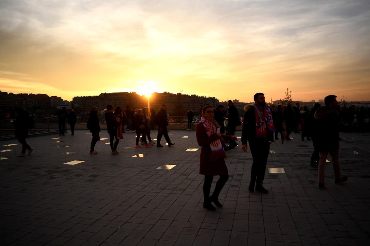 El sol se iba escondiendo en Madrid mientras los asistentes se hacían cada vez más presentes.