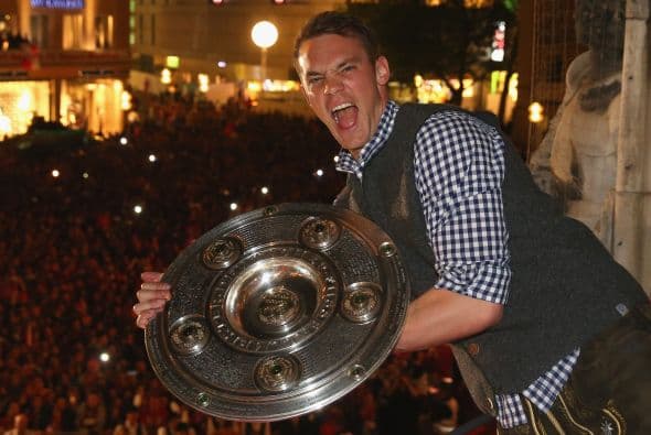 Neuer también ha demostrado ser muy bueno para atajar penales ya que reacciona muy rápido y, como es muy alto, suele alcanzar a desviar balones que van al ángulo o remate colocados.