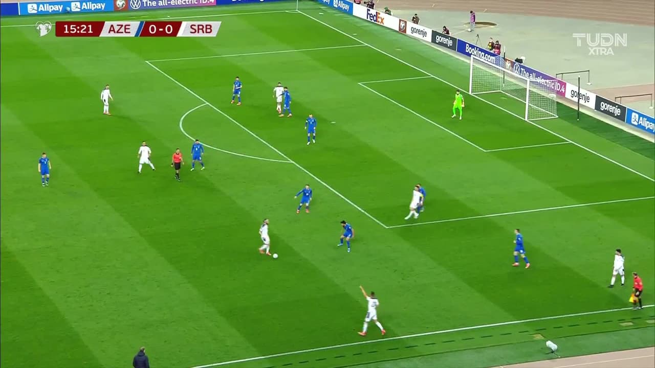 ¡GOL!  anota para Serbia. Aleksandar Mitrovic