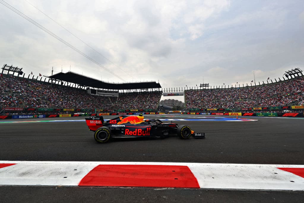 Max Verstappen saldará el domigo en la primera posición y por detrás vendrá Ferrari con Leclerc en la segunda posición y Vettel en la tercera.