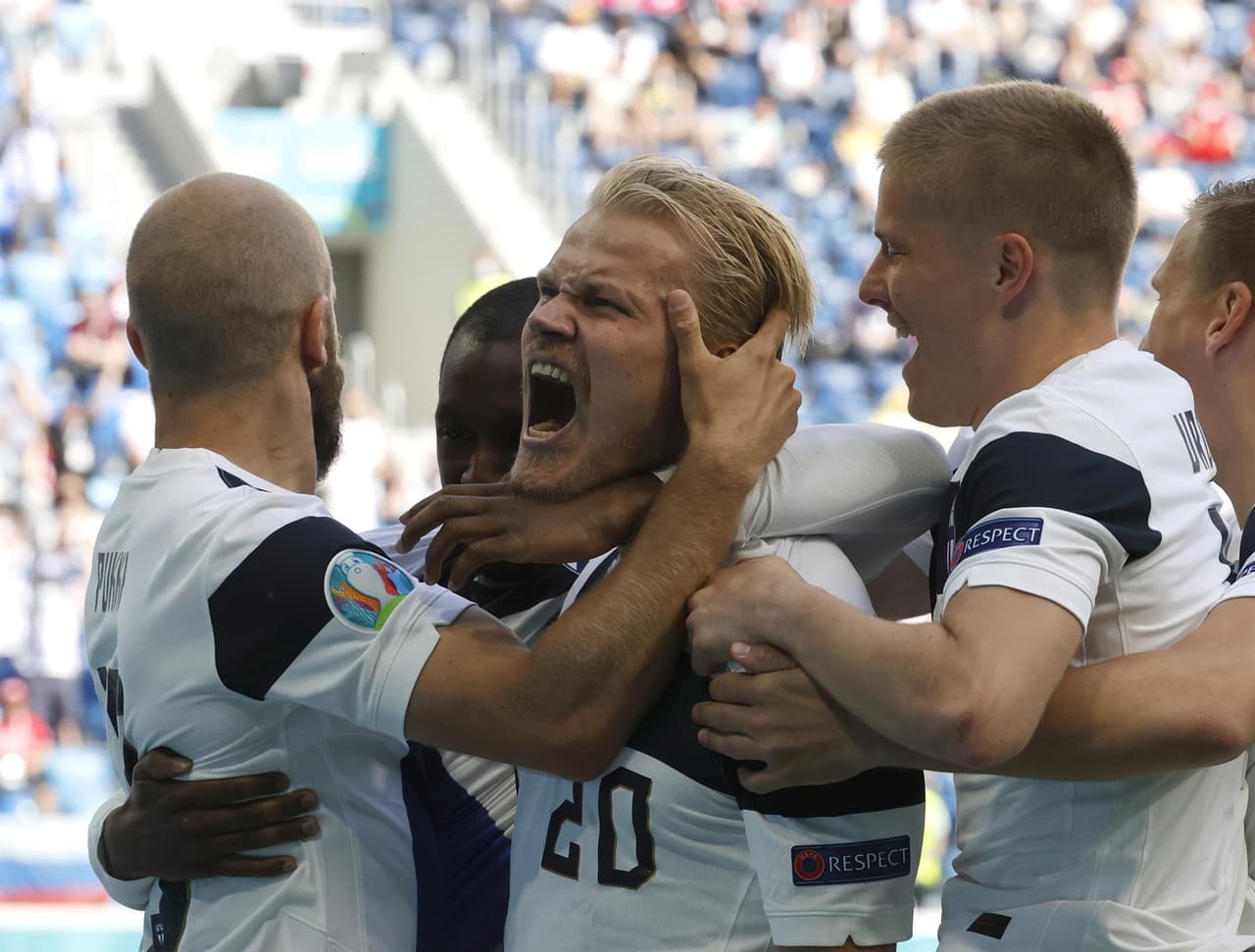 Rusia consigue su primera victoria tras derrotar 1-0 a Finlandia durante la segunda jornada del Grupo B en la Euro 2020. Parecía que los visitantes ponían el primer gol del encuentro pero, tras revisión del VAR, se anulaba la anotación. Ya al filo de la primera mitad, Aleksei Miranchuck anotó el tanto que le dio la victoria a los rusos en San Petersburgo.