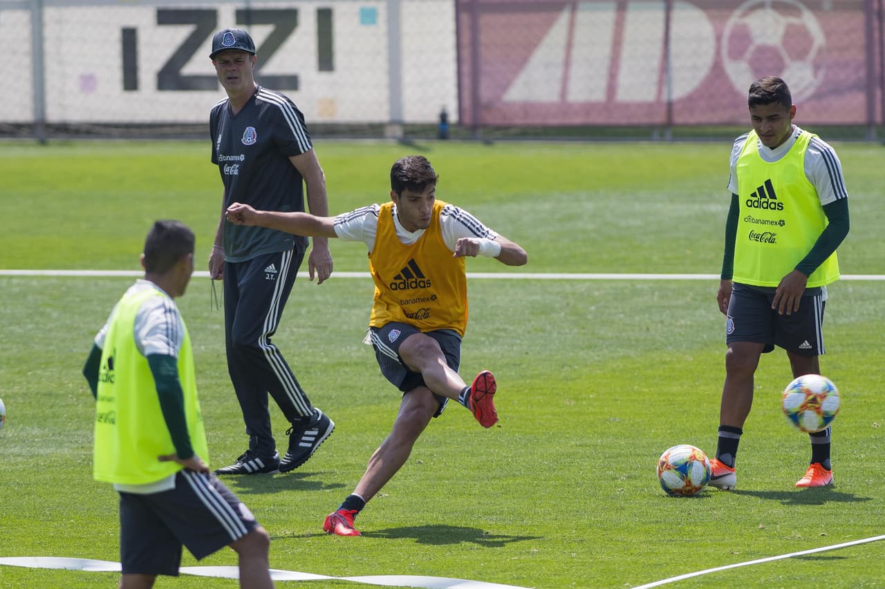 El argentino Gerardo Martino, técnico de la
<b>Selección Mexicana</b>, realiza ajustes con los
<a href="https://www.univision.com/deportes/futbol/mexico/los-rostros-de-gerardo-tata-martino-en-la-rueda-de-prensa-de-cara-a-la-copa-oro-fotos" target="_blank">jugadores de su convocatoria</a> para la
<b>Copa Oro</b>, su primer reto en un torneo oficial con el 'Tri'.