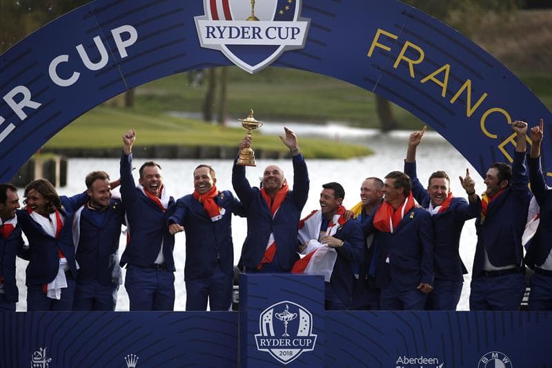 La fiesta con trofeo en mano fue un momento de júbilo luego de una presentación de golf de alto nivel.