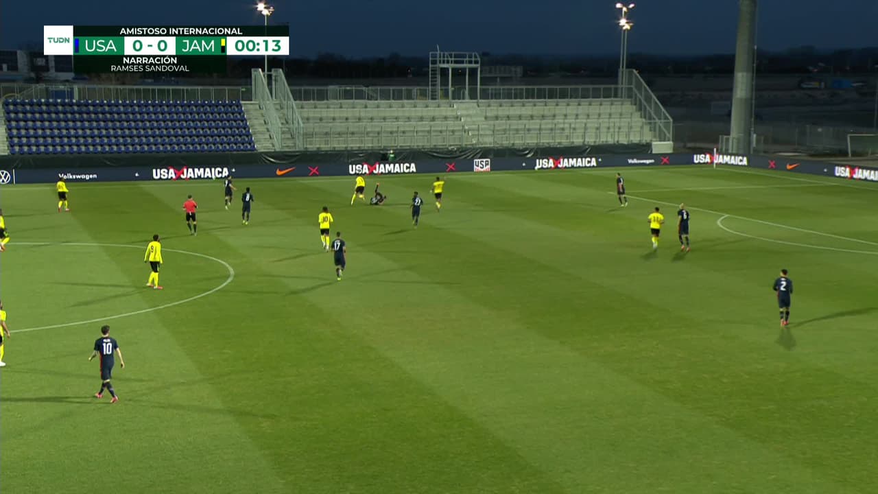 Arranca el partido y la pelota está en juego.