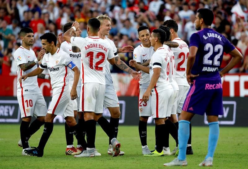 Al minuto 16 del segundo tiempo, apenas tres después de la expulsión del mexicano, llegó el 2-0 de Sevilla por medio de Wissam Beny Yeder.