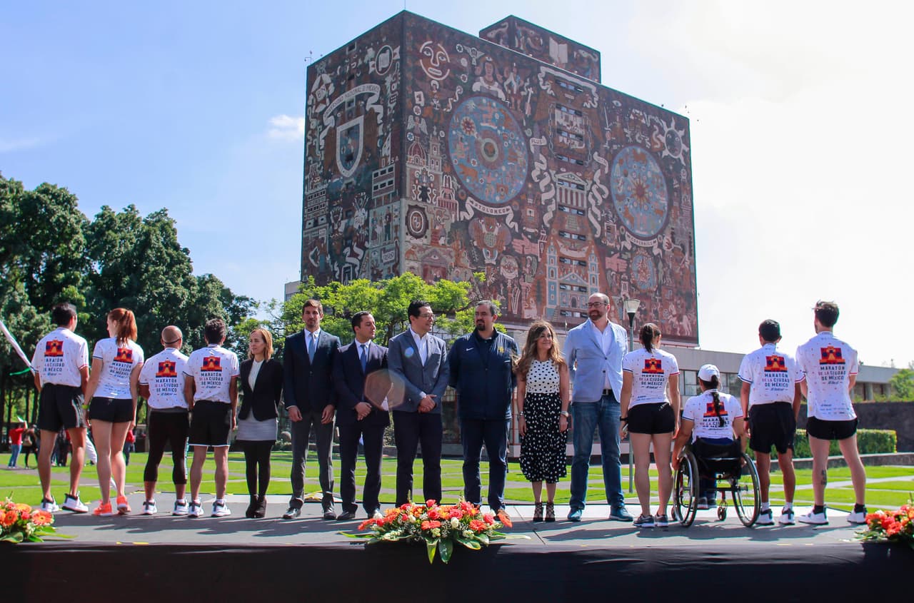 La Medio Maratón de Ciudad de México, que se celebrará el 28 de julio con el aval de la Asociación Internacional de Federaciones de Atletismo (IAAF), presentó sus playeras, indumentaria y medallas en un evento en la Boblioteca de la UNAM.