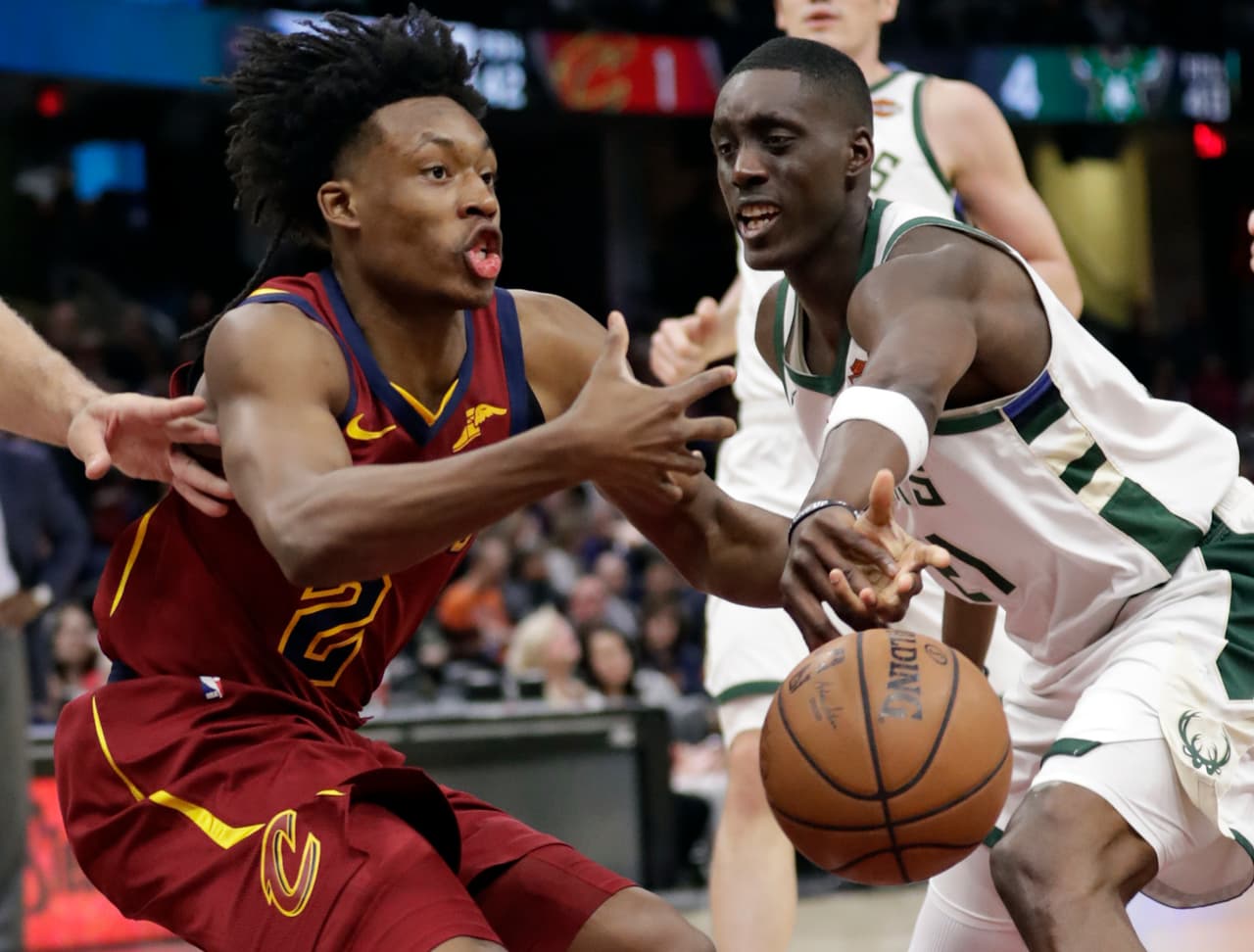 Milwaukee 102-107 Cleveland. Los Cavaliers (19-53) se aprovecharon de que los Bucks (53-19) no volvieron a contar con Giannis Antetokounmpo por lesión. El novato Collin Sexton se despachó con 25 unidades para los Cavaliers.
