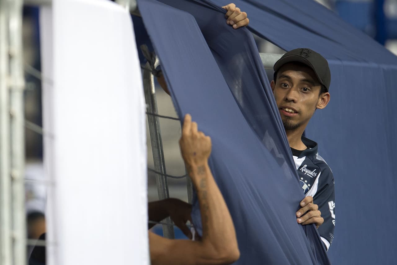 Entre optimismo y maquillaje los aficionados de los dos finalistas esperaban salir del BBVA con una sonrisa porque su equipo acabó como el campeón del torneo.