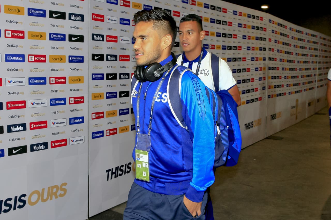 Excelente ambiente pusieron salvadoreños y hondureños en el duelo final del Grupo C de la Copa Oro en el Banc of California Stadium. El recinto en la ciudad de Los Ángeles se tiñó de blanco y azul, los colores de ambos equipos y ambas naciones. También captamos la llegada de los jugadores y entrenadores a este partido que pintaba muy atractivo.