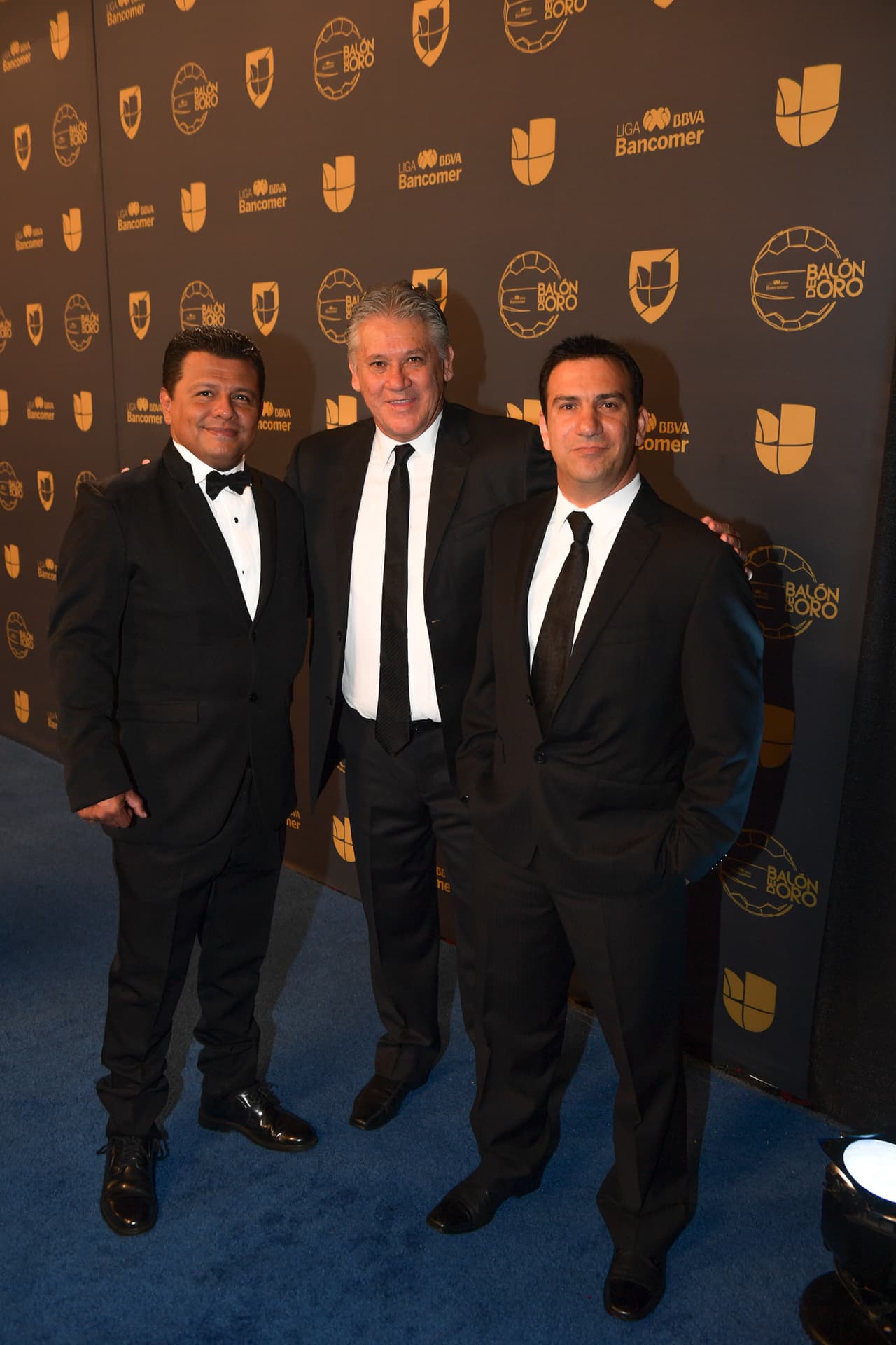 El personal de Univisión Radio Deportes también levantando la mano y haciéndose presente en la alfombra roja del ACE Theater.