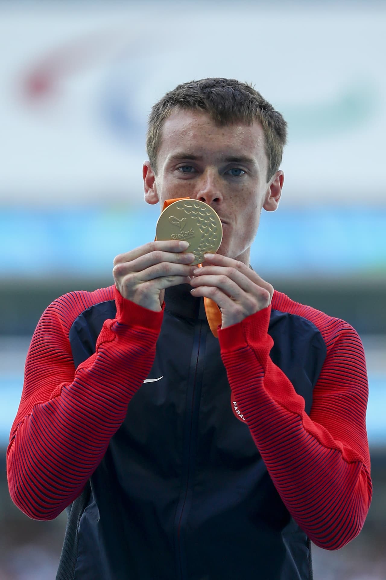 Michael Brannigan en el podio besando su medalla de oro en Río 2016.