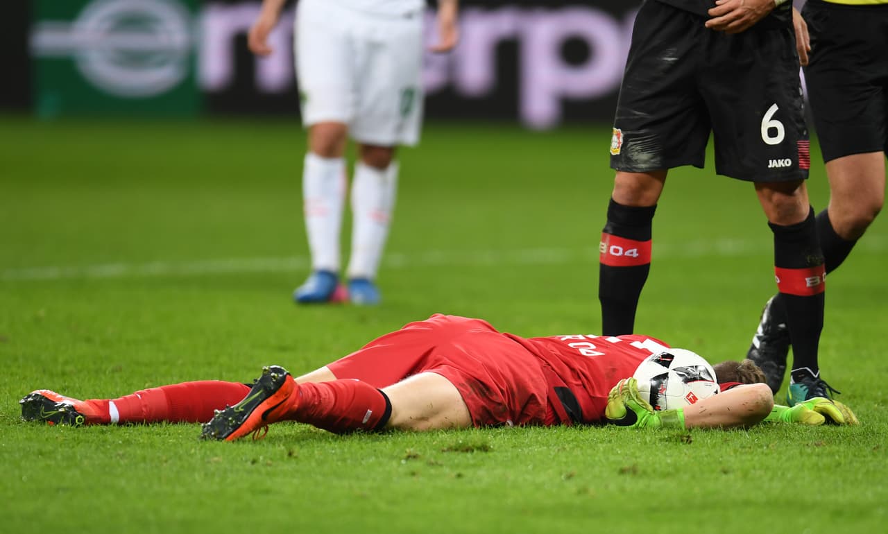 Gebre Selassie (Bremen) golpeó con el pie en el rostro al portero Leno (Leverkusen) quien tuvo que ser atendido de inmediato.