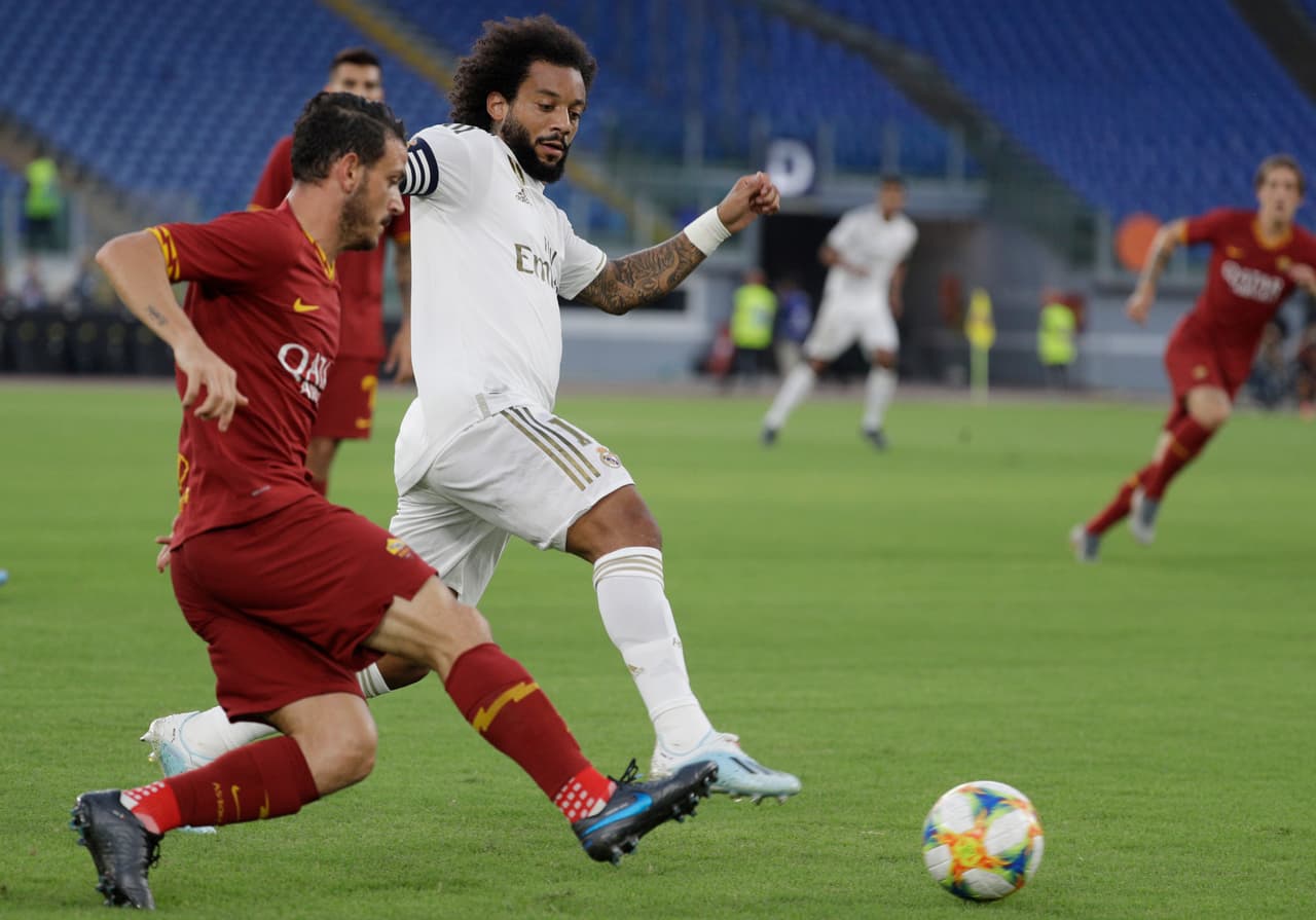 Alessandro Florenzi y Marcelo en disputa por el esférico.