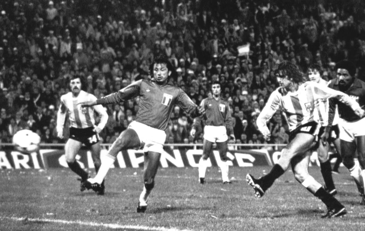 Argentina's Mario Kempes, right, scores the third goal for his team during the Football World Cup third round match between Argentina and Peru in Rosario, Argentina on June 21, 1978. Peru's Alfredo Quesada, second left, attempts to stop the shot. Argentina defeated Peru 6-0. (AP Photo)