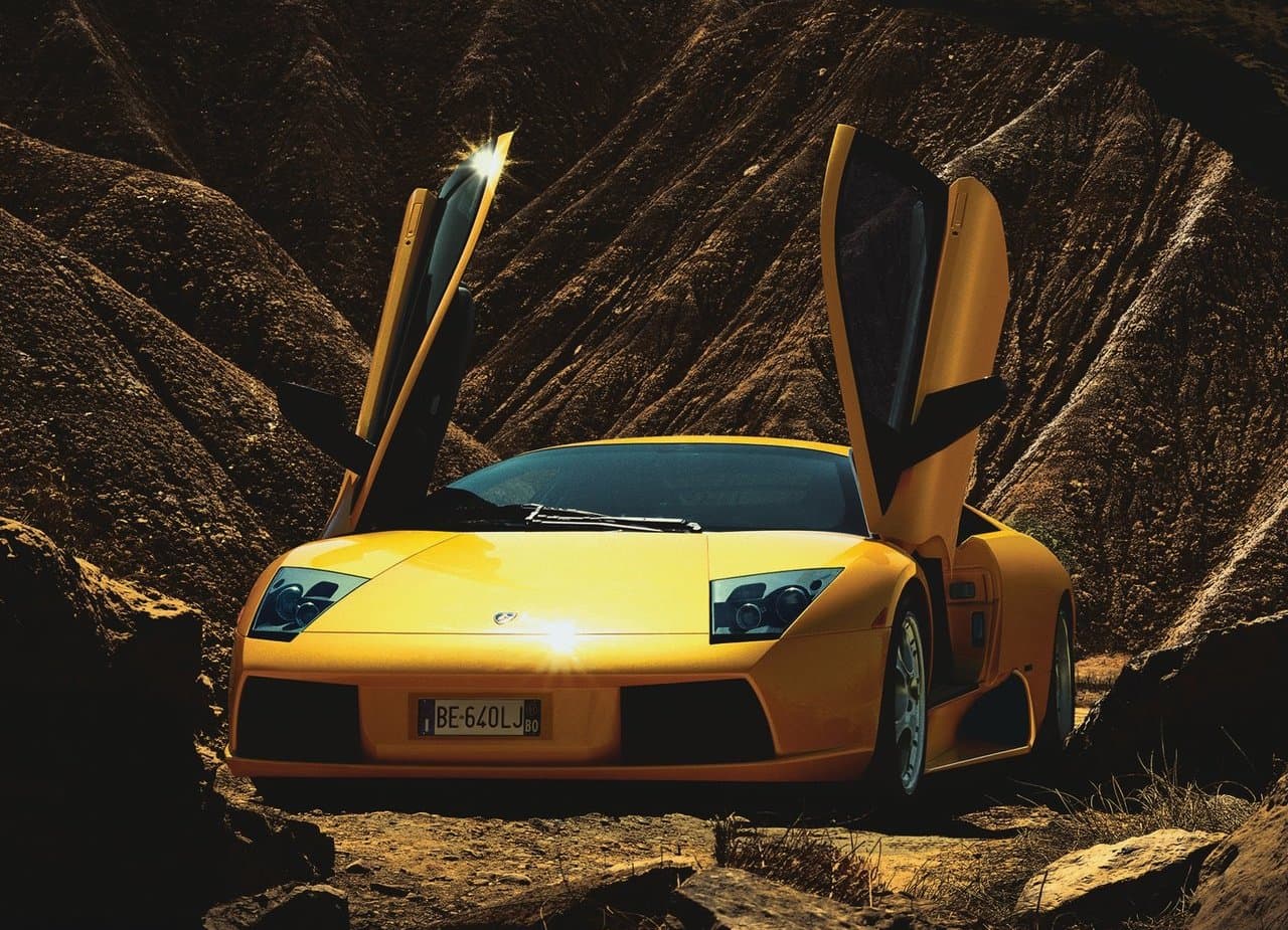 <b>Lamborghini Murciélago</b>
<br>
<br>En realidad, se trata del Lamborghini preferido de Vanessa Bryant, su esposa, quien además solicitó le fuera instalada una transmisión automática. Este Lamborghini Murciélago está motivado por un motor V12 de 6.5 litros que ruge al compás de 572 caballos de fuerza. Por dentro, resaltan sus colores amarillo y negro. Tras instalarle la transmisión automática, el precio de este Murciélago superó los $400,000.