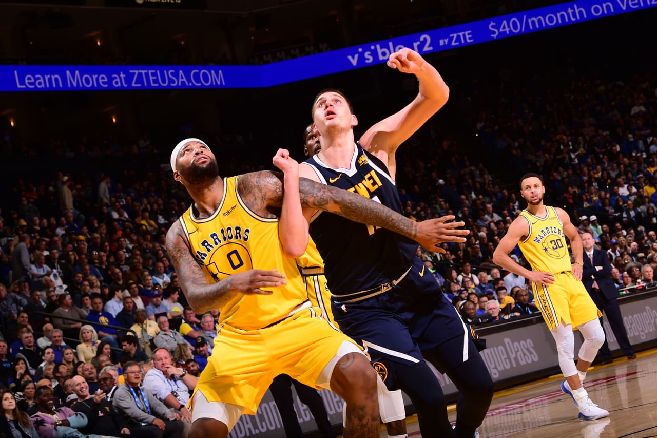 Nuggets 102-116 Warriors: los líderes del Oeste siguen ganando sin aflojar en su lucha por mantener esa posición. En el Oracle Arena los Golden State volvieron a dar clase y brillar su chapa de candidato para el título.