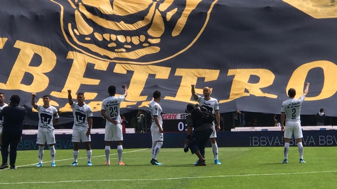 Los Pumas de la UNAM entonan el himno universitario previo al partido.
