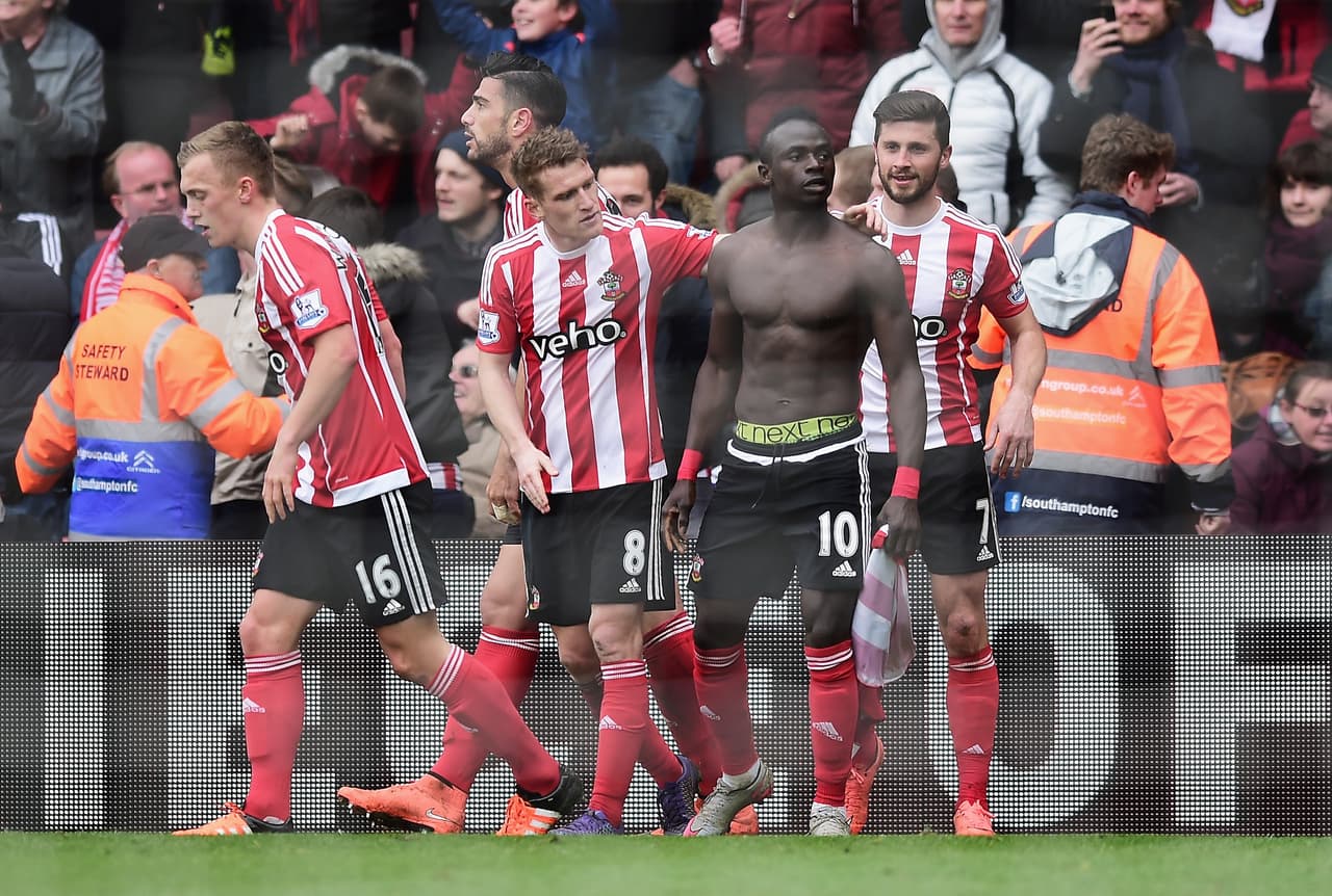 La sorpresa de la jornada se daría en la cancha del Southampton, los rojiblancos dieron una sorprendente voltereta ante el Liverpool.