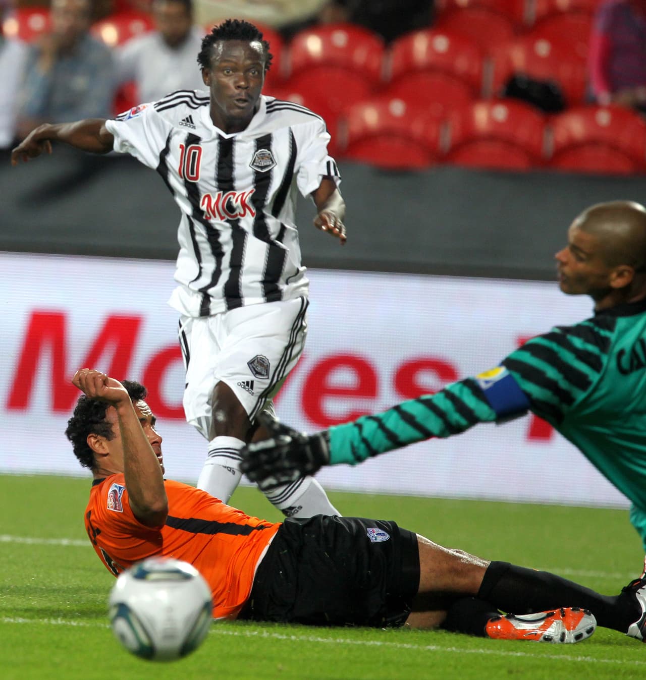 Pachuca de nuevo se vio sorprendido 1-0 en cuartos de final contra Mazembe del Congo, que se impuso en la edición de 2010. Allí estuvo Miguel Calero, que un año después se retiraría y dos años después fallecería.