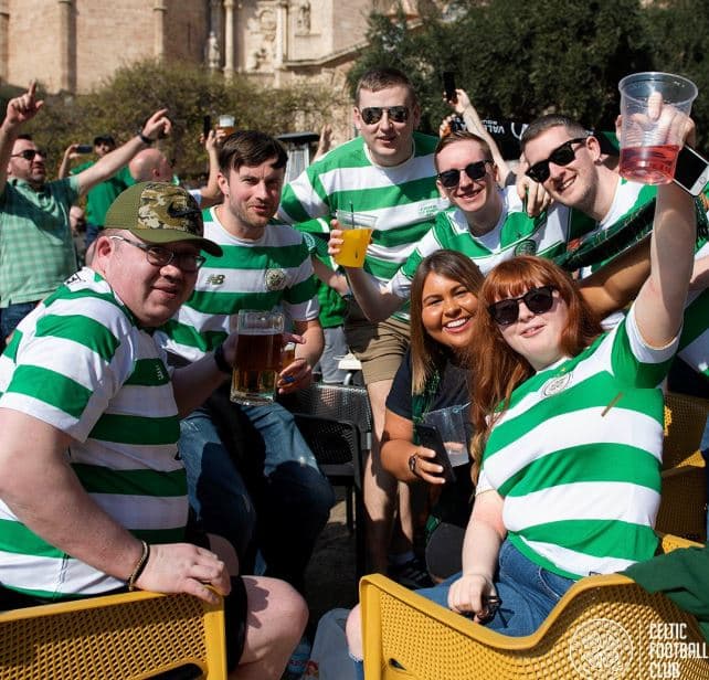 A pesar de los disturbios y problemas que generaron durante los últimos días los fanáticos escoceses, este jueves el ambiente fue mucho más festivo con la ilusión de vivir una tarde especial de fútbol europeo en Mestalla durante el juego entre el Valencia y el Celtic.