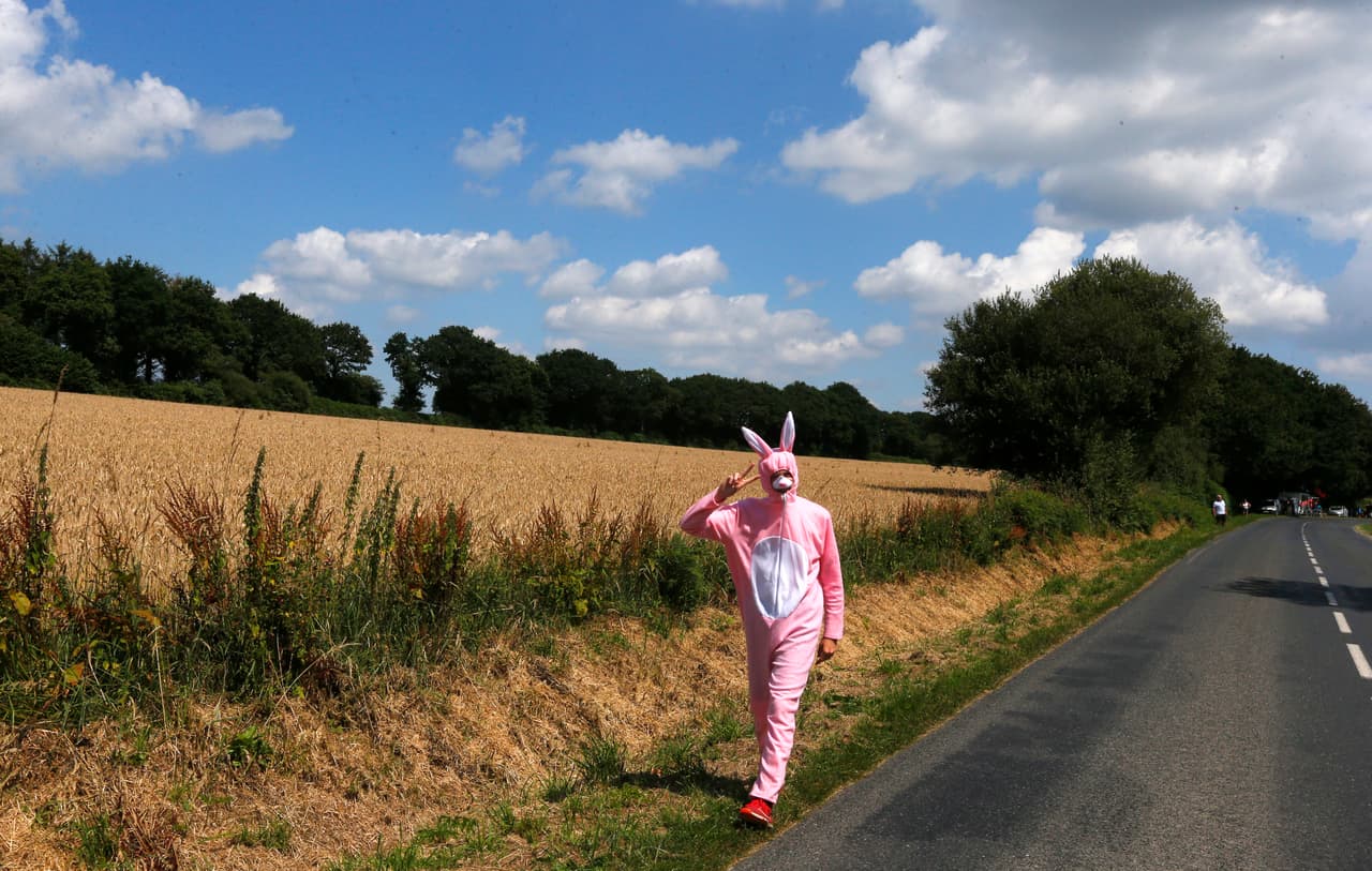 Un aficionado disfrazado de conejo, que nos recuerda al comercial de una marca de baterías, espera por los ciclistas al lado de la carretera. El sexto tramo del Tour tuvo longitud de 181 kilómetros.
