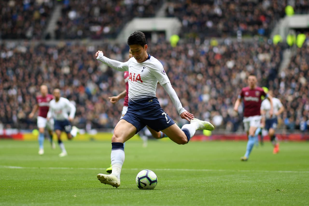La primera gran oportunidad la tuvio Heung Min Son al minuto 11 con un remate cruzado que salvó Lukasz Fabianski.