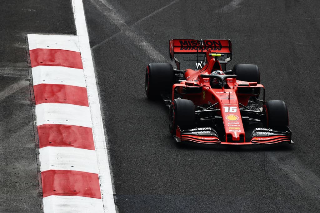 Max Verstappen saldará el domigo en la primera posición y por detrás vendrá Ferrari con Leclerc en la segunda posición y Vettel en la tercera.