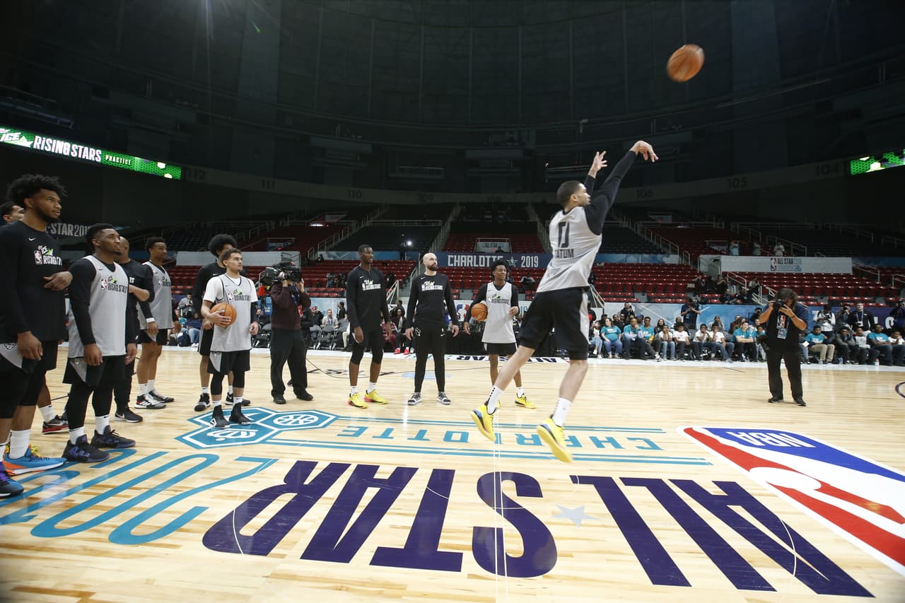 En la mañana de este viernes, en el Bojangles Coliseum de Charlotte, el U.S. Team y el Team World tuvieron su primera y última sesión de entrenamiento antes del juego de las Rising Stars de la NBA que se disputará en el Spectrum Center en horas de la noche con jugadores como Luka Doncic, Kyle Kuzma, DeAndre Ayton, Jayson Tatum, Ben Simmons, Donovan Mitchell, Bogdan Bogndanovic, Marvin Bagley III, entre otros.