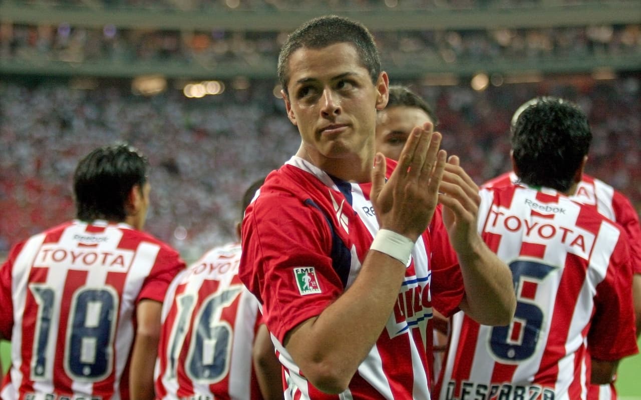Javier Hernández es probablemente el jugador más destacado de los últimos tiempos que ha salido de Chivas de Guadalajara, que también ha visto pasar figuras como Carlos Vela y Marco Fabián, entre otros, también en acción todavía.