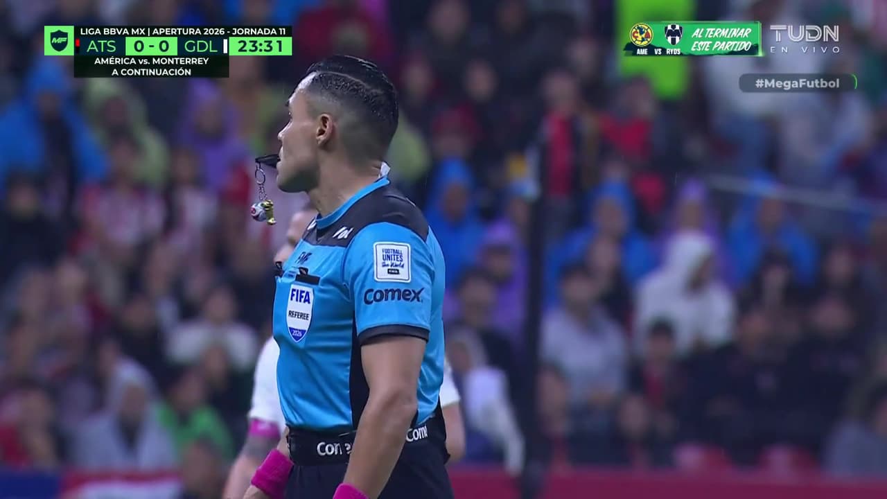 ¡Gato Ortíz protagonista! Ojo al llavero que trae el árbitro del Clásico Tapatío en su silbato