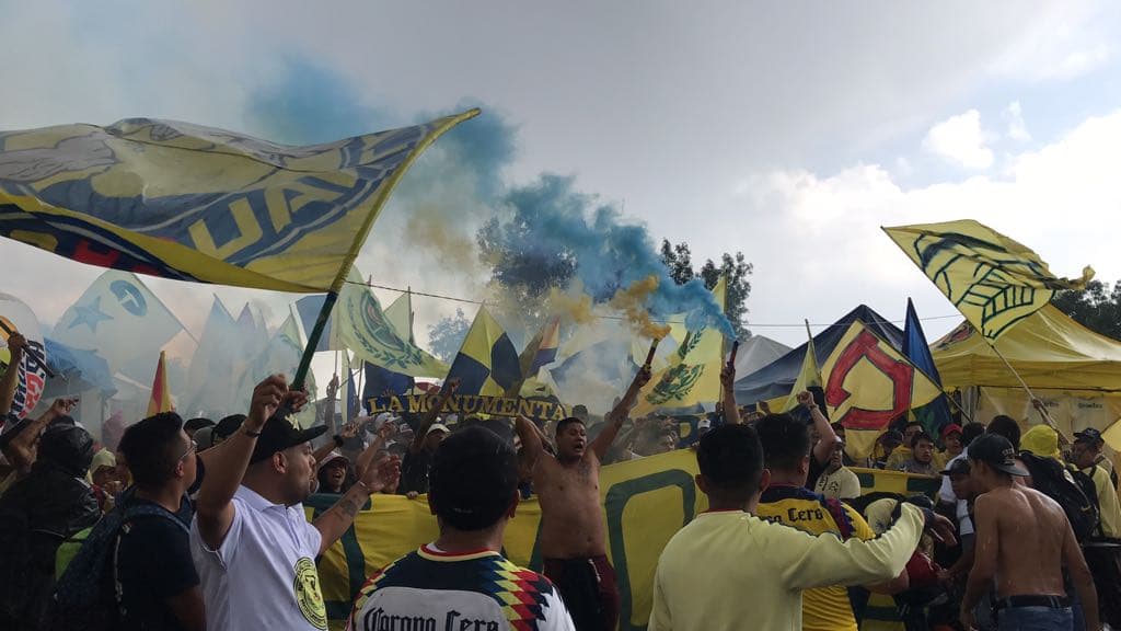 Fanáticos americanistas en las afueras del Estadio Azteca previo al partido por la segunda jornada de la Liga MX entre América y Atlas.