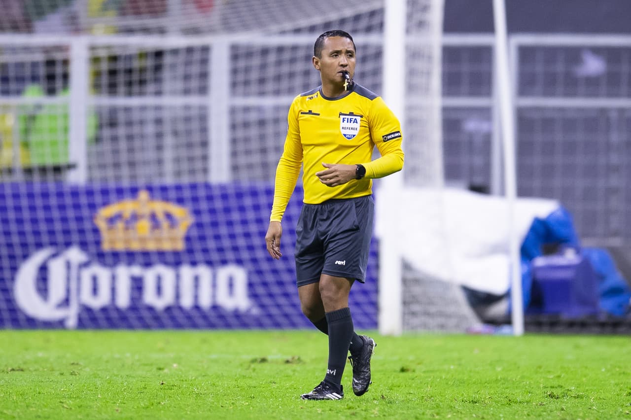 El árbitro del México vs. Honduras es 'aplaudido' por hondureños