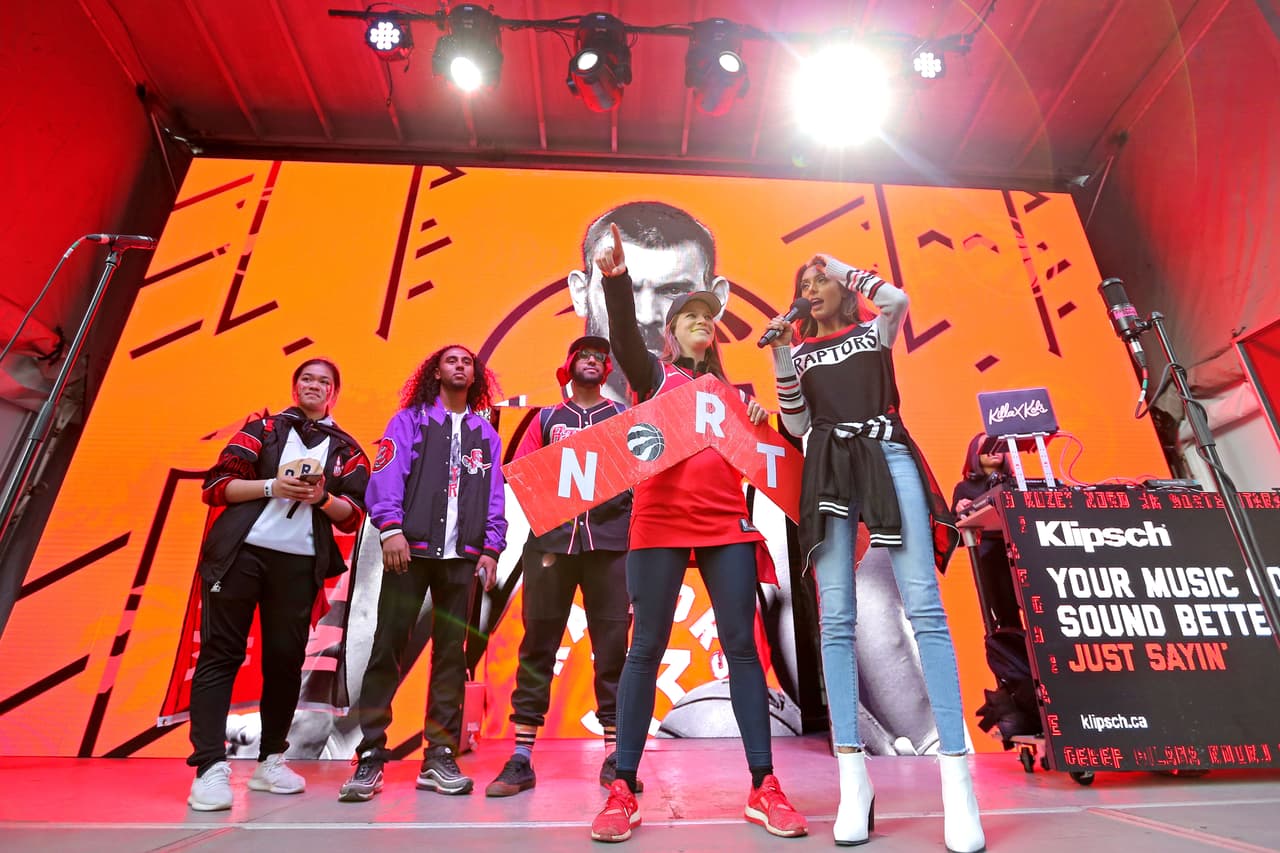 Los aficionados de los Raptors le dieron un toque muy especial a la previa del Juego 2 de las Finales de la NBA dentro y fuera de la Scotiabank Arena. Y dentro del recinto, los jugadores tanto de Toronto como de Golden State afinaban detalles con los calentamientos para estar listos a la hora del Tip-Off.