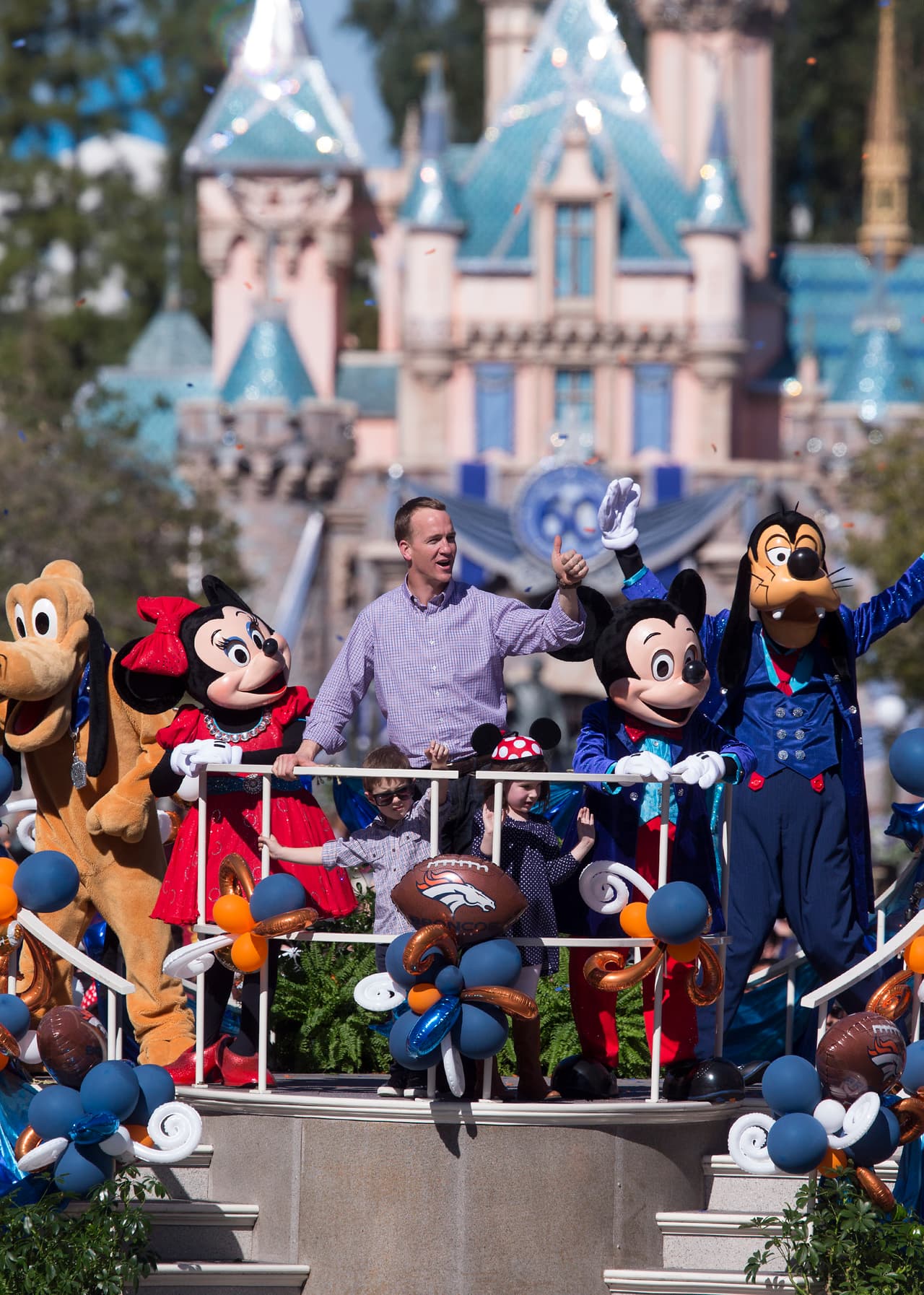 Entre estos han asistido el hermano de Peyton, Eli Manning, Tom Brady, Jerry Rice y Joe Montana, lo mismo que Michael Jordan, Michael Phelps y Magic Johnson (Notimex).